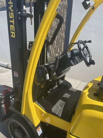 5000 lb. Hyster #S50FT, Lg Gas Forklift, 83"-189" mast, 3 stage, cushion tires, sideshift - Image 2
