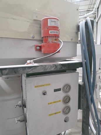 SpongeJet #35E-CE, Dry Abrasive Blaster w/ Recycler, 33" L x 33" width x 54" H, 85 HP Blast Pot, 4-Wheel - Image 4