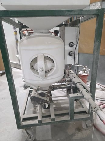 SpongeJet #35E-CE, Dry Abrasive Blaster w/ Recycler, 33" L x 33" width x 54" H, 85 HP Blast Pot, 4-Wheel - Image 8