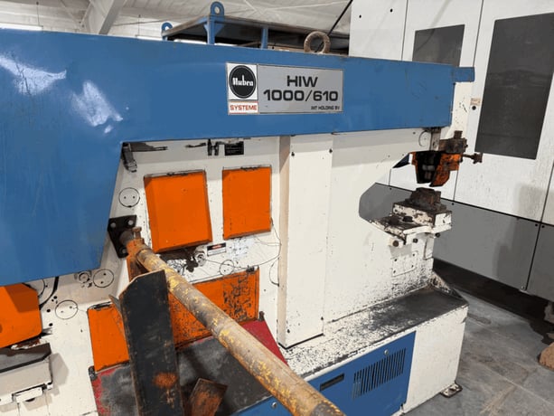 6.37" x 6.37" x .625" Mubea #HIW-1000/610, ironworker, 110 ton, 24" throat, 11 HP, 2001 - Image 3