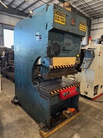 66 Ton, Amada #SPH-60, hydraulic brake punch, 2.6'OA, 22" between housing, 5.9" stroke, 22.5" open, 1983 - Image 3