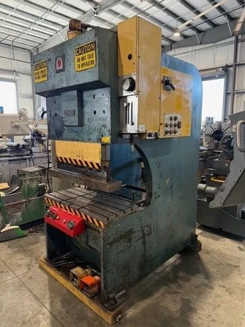 66 Ton, Amada #SPH-60, hydraulic brake punch, 2.6'OA, 22" between housing, 5.9" stroke, 22.5" open, 1983 - Image 4