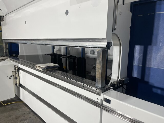 352 Ton, Trumpf #Trumabend-V320, CNC hydraulic press brake, 14' overall, 145" between housing, 2006 - Image 3