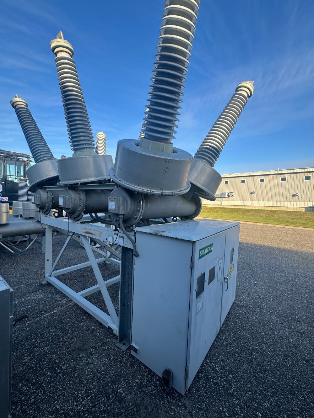 3000 Amps, Siemens, service factor 6 SF6, Gas Insulated Circuit Breaker SPS-145-40-3000, 145 KV - Image 2
