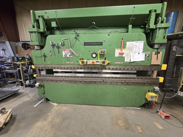 90 Ton, Cincinnati #90ASx10FT, CNC press brake, 10' overall, 102" between housing, 8" stroke, 7" throat, 25 HP - Image 1