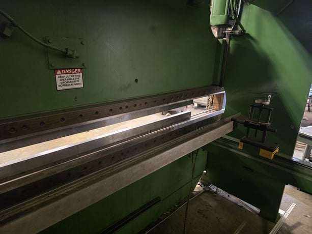 90 Ton, Cincinnati #90ASx10FT, CNC press brake, 10' overall, 102" between housing, 8" stroke, 7" throat, 25 HP - Image 3