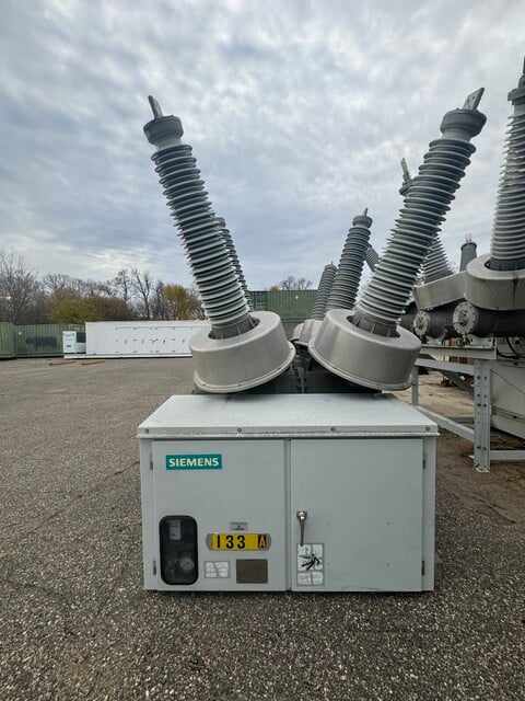 2000 Amps, Siemens, service factor 6 / SPS 2 145402 SF6 / SPS2-145-40-2, gas insulated cuitcuit breaker, 145 - Image 1