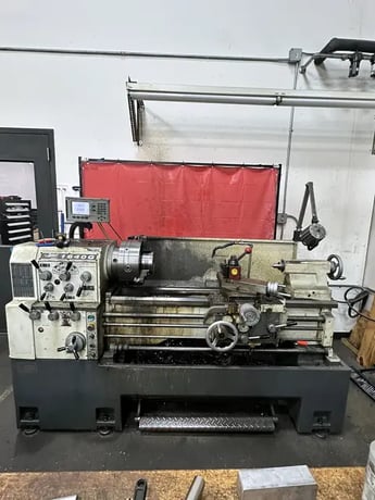 16.9"/25.5" x 40" Select #1640G, engine lathes, 13" 3-jaw chuck, 3.07" bore, 20-2000 RPM, Accu-Rite digital - Image 1