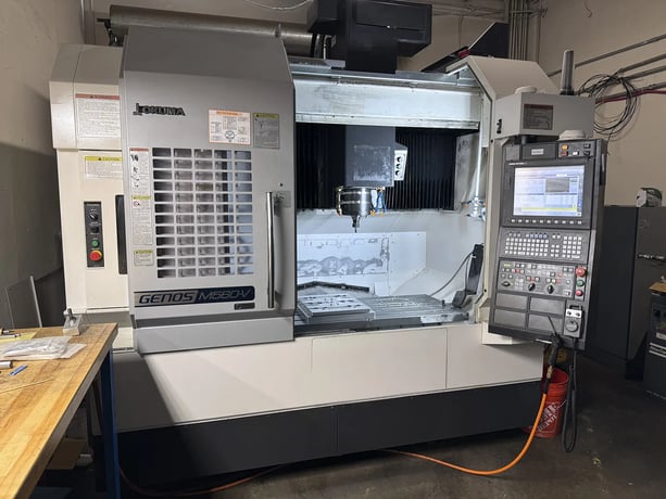 Okuma #Genos-M560-V, CNC vertical machining center, 32 automatic tool changer, 41.3" X, 22" Y, 18.1" Z, 15000 - Image 1