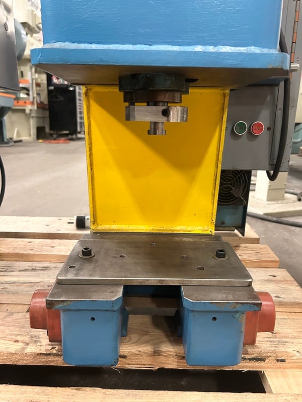 1 Ton, Multipress #WUA-1TR, Gap Frame Hydraulic Press, 3" stroke, 7" daylight, 1" ram, 5" throat, 10" x 8.5" - Image 4