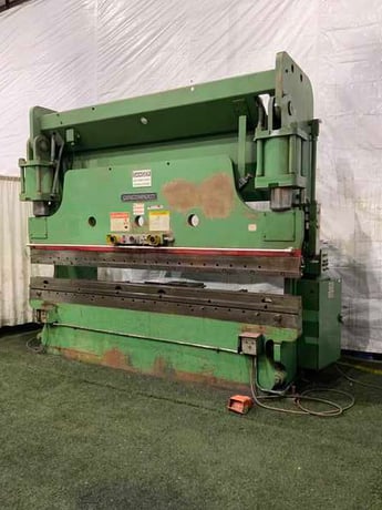 230 Ton, Cincinnati #230CB10, hydraulic brake, 12' overall, 126" between housing, 10" stroke, 8" throat, 30 - Image 1