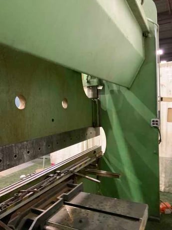 230 Ton, Cincinnati #230CB10, hydraulic brake, 12' overall, 126" between housing, 10" stroke, 8" throat, 30 - Image 9