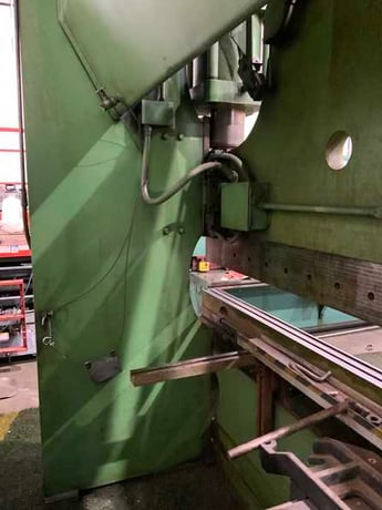 230 Ton, Cincinnati #230CB10, hydraulic brake, 12' overall, 126" between housing, 10" stroke, 8" throat, 30 - Image 10