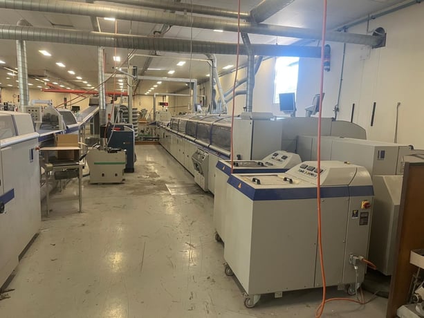 Kolbus #KM412.B-PUR, perfect binder complete line, 21 station, Nordson glue, 2012 - Image 3