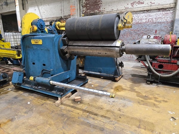 40000 lb. Cincinnati, Uncoiler, 49" width, 15.5"-24.5" expanding drum, RL, sliding base - Image 1