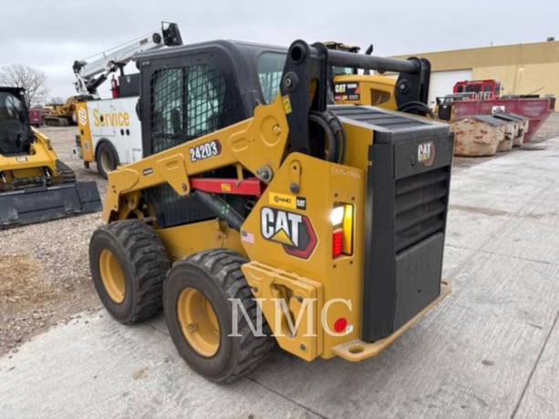 Cat 242D3, Skid Steer Loader, 39 hours, S/N: T8A01055, 2024 - Image 4