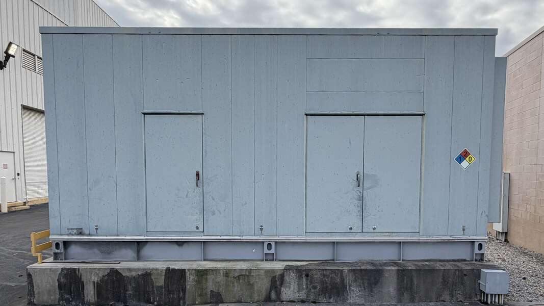 1500 KW Cummins #DQGAB, diesel generator set, 277/480 Volts, 230 hours, 2220 HP @ 1800 RPM, QSK50-G4 engine - Image 3
