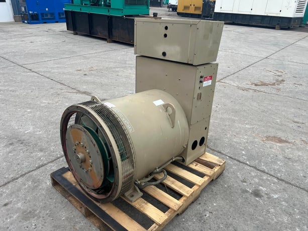 300 KW, Cummins 500FDR7018JJ, generator end with controller, 277/480 Volts, 1046 hours - Image 2