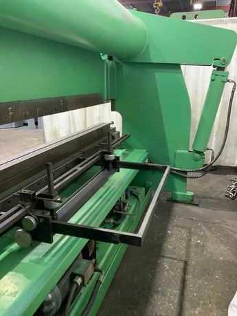 250 Ton, Accurpress #725012, hydraulic press brake, 12' overall, 126" between housing, 8" stroke, 10" throat - Image 5