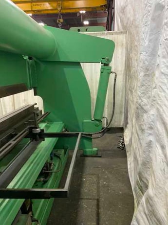 250 Ton, Accurpress #725012, hydraulic press brake, 12' overall, 126" between housing, 8" stroke, 10" throat - Image 6