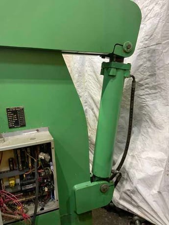 250 Ton, Accurpress #725012, hydraulic press brake, 12' overall, 126" between housing, 8" stroke, 10" throat - Image 7