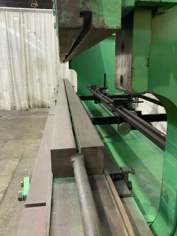 250 Ton, Accurpress #725012, hydraulic press brake, 12' overall, 126" between housing, 8" stroke, 10" throat - Image 8