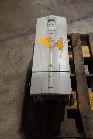 Abb ach550-uh-125a-4 ac drive 550 series 3 phase 380-480 v ac stock hp143 - Image 1