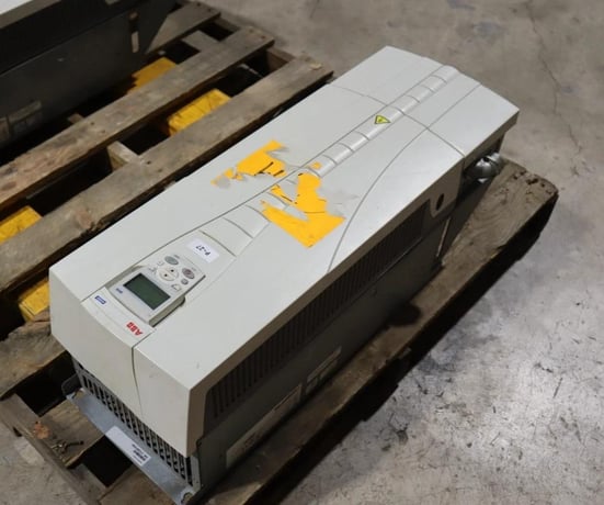 Abb ach550-uh-125a-4 ac drive 550 series 3 phase 380-480 v ac stock hp143 - Image 3