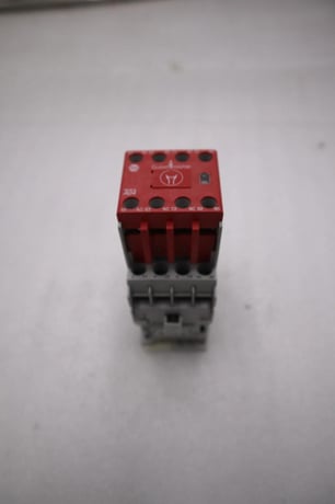 Allen-Bradley Bradley 100-C23*10 Safety Contactor SERC INCLUDES 100-C23*10 & 100S-F NEW - Image 2