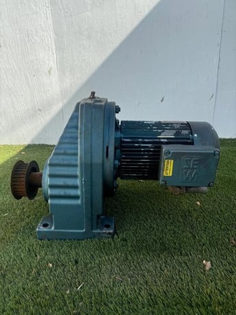 7.5 HP 1720 RPM Sew-Eurodrive, TEFC, DFV132S4, SEW RX107DV132S4, 3.38:1 Ratio, 230/460 Volts - Image 1
