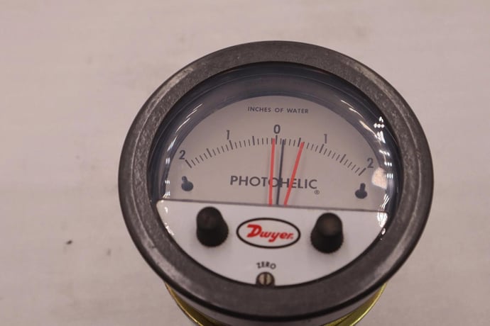 Dwyer 3304 Photohelic Pressure Switch Water Gauge STOCK 5524 - Image 2