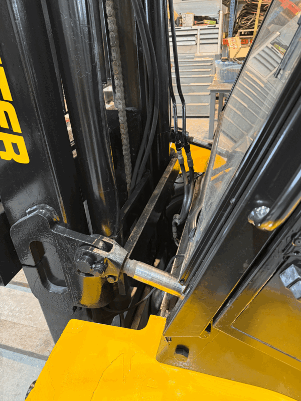 14000-15500 lb. Hyster #H155XL2, diesel forklift, 173.5" -212" lift height, 2 speed powershift - Image 3