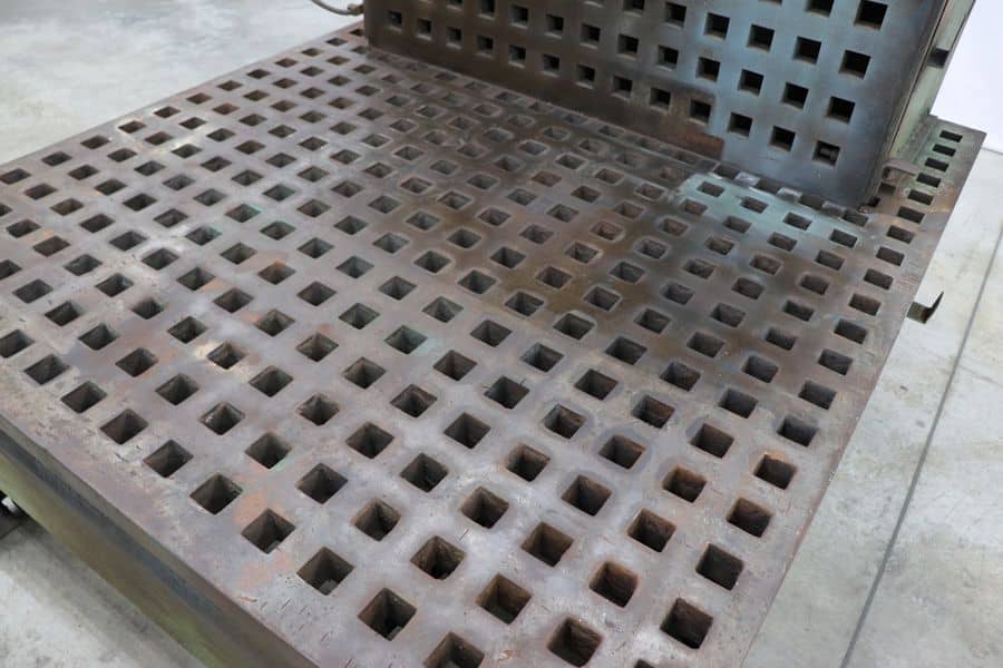 5' x 6' Acorn, welding table in stand, grounding lead, ventilation ducting - Image 7