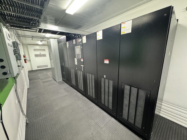 1050.0 KVA Self contained outdoor uninterruptible power supplies trailer, 480 Volts, rental - Image 2