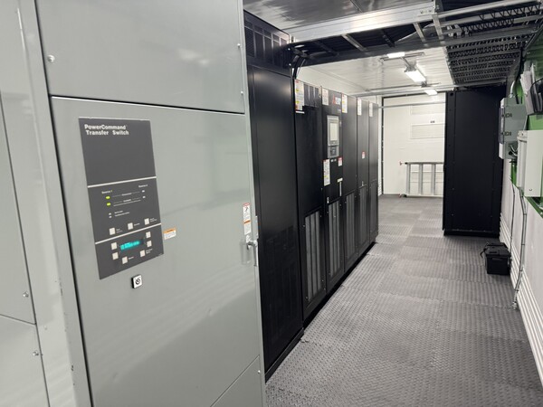 1050.0 KVA Self contained outdoor uninterruptible power supplies trailer, 480 Volts, rental - Image 3