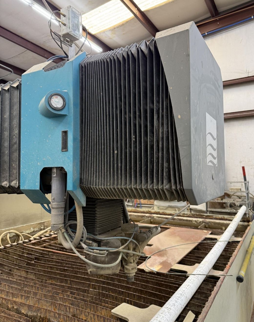 Flow #Mach-3-4020B, CNC waterjet, 5-Axis Dynamic taper compensating head, 100 HP, 87000 psi, 2014 - Image 3