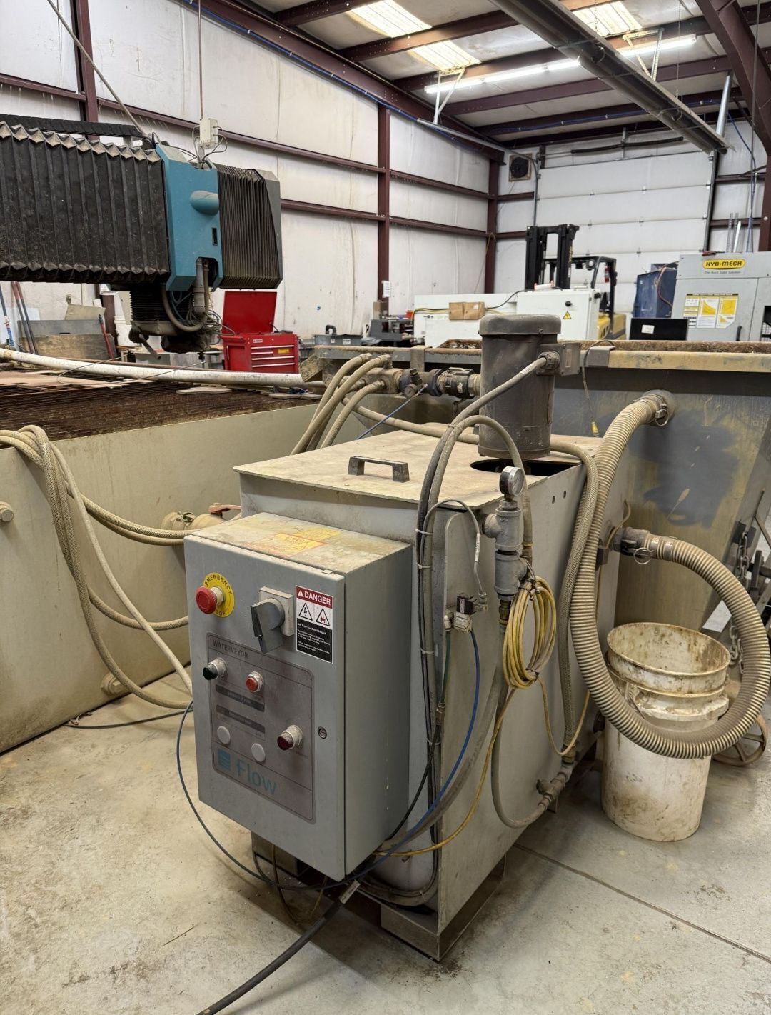 Flow #Mach-3-4020B, CNC waterjet, 5-Axis Dynamic taper compensating head, 100 HP, 87000 psi, 2014 - Image 4