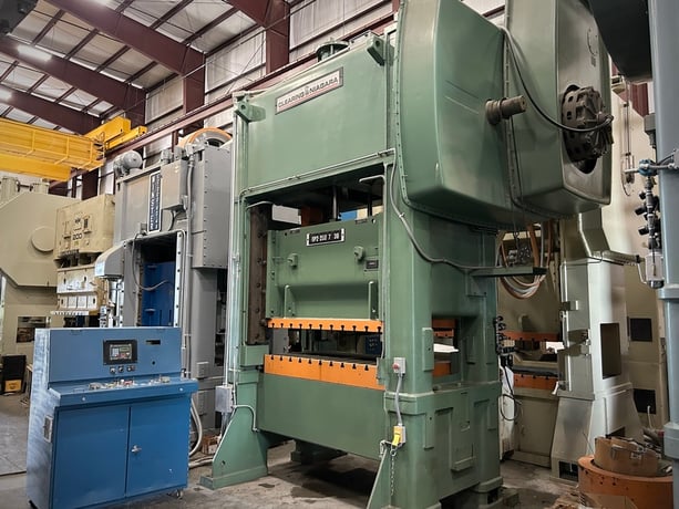 250 Ton, Clearing Niagara #BP2, 6" stroke, 23.5" Shut Height, 72x36" bed, new controls, 1996, reconditioned - Image 1