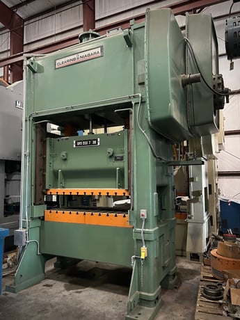 250 Ton, Clearing Niagara #BP2, 6" stroke, 23.5" Shut Height, 72x36" bed, new controls, 1996, reconditioned - Image 3