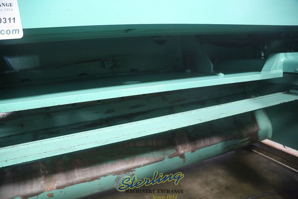 1/4" x 10' Accurshear #825010, heavy duty hydraulic shear, 12" throat, 11 holddowns, front operated power - Image 4