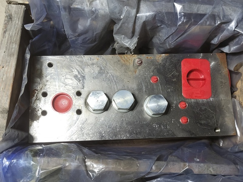Komatsu #PC0522, Hydraulic Manifold Block - Image 2