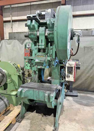 60 Ton, Niagara #A-4, OBI press, 4.5" stroke, 13.5" Shut Height, 3" adj., 90 SPM, 32" x31" bed, air clutch & - Image 2
