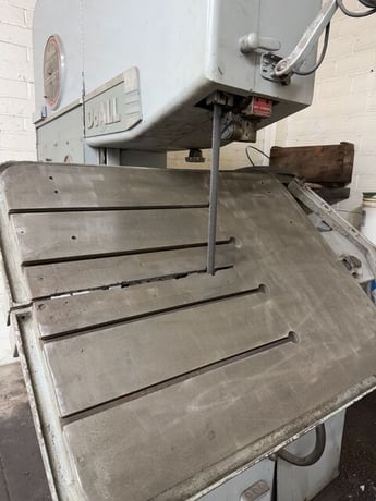 26" x 12.5" DoAll #26-3, vertical bandsaw, 40-9000 FPM, 1" x 186" blade, power table feed / tilt - Image 8