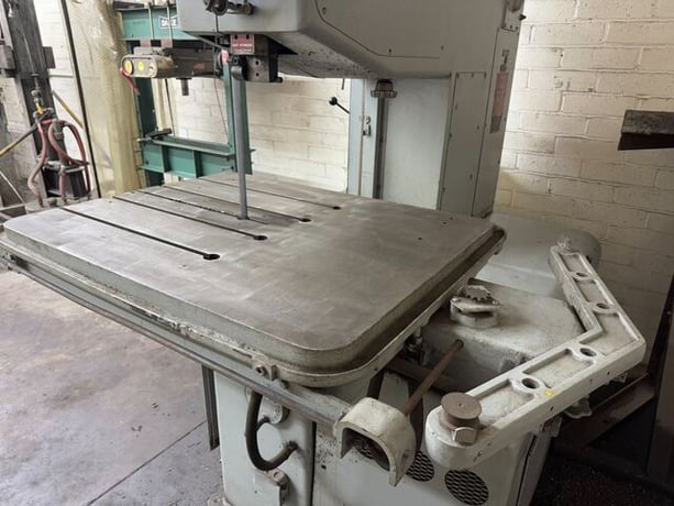 26" x 12.5" DoAll #26-3, vertical bandsaw, 40-9000 FPM, 1" x 186" blade, power table feed / tilt - Image 10