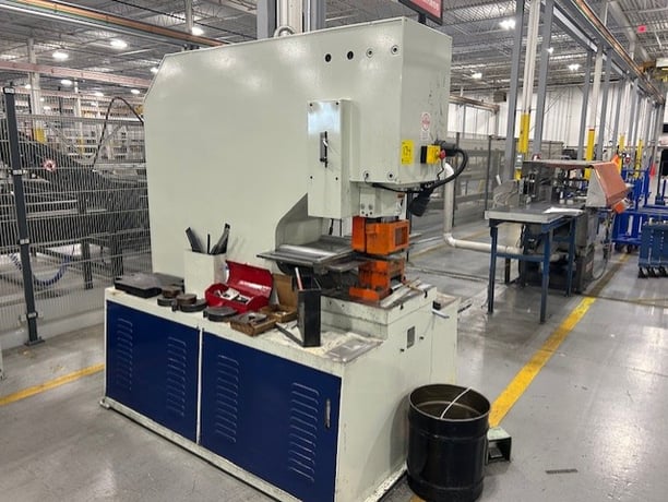 220 Ton, Fabmaster #PM-200LT, 4" stroke, 20" throat, 28 SPM, 20 HP, 27.5" x27.5" table, 2017 - Image 2