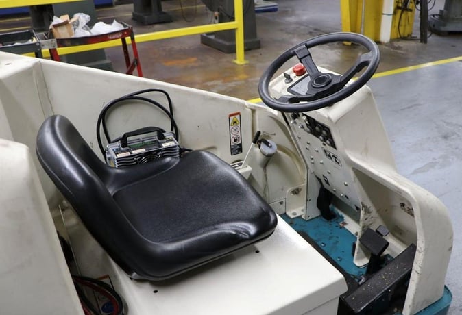 Tennant #7200, Industrial Rider/Scrubber, Battery Operated, 36" Cleaning Path, 2" Scrub Head Offset, 2500 - Image 5