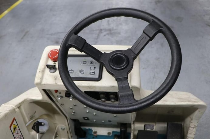 Tennant #7200, Industrial Rider/Scrubber, Battery Operated, 36" Cleaning Path, 2" Scrub Head Offset, 2500 - Image 6