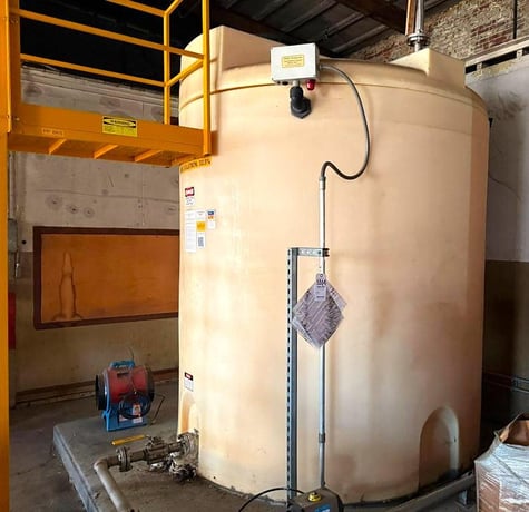 2500 gallon Plastic Tank w/Steel Stairway - Image 3