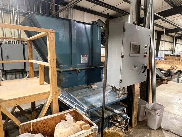 Vecoplan #VAZ-120, hopper fed wood grinder, infeed conveyor belt with incline conveyor - Image 2