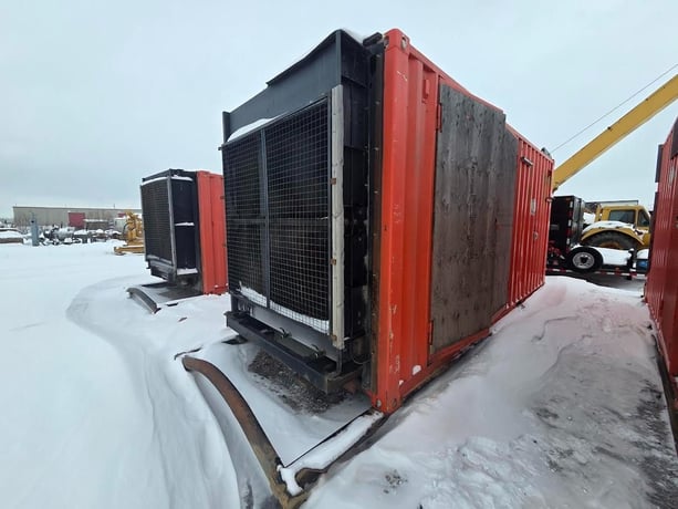 1000 KW Cummins, diesel generator set, 600 Volts, 3-phase, 1490 HP @ 1800 RPM, QST30-G5 engine - Image 1